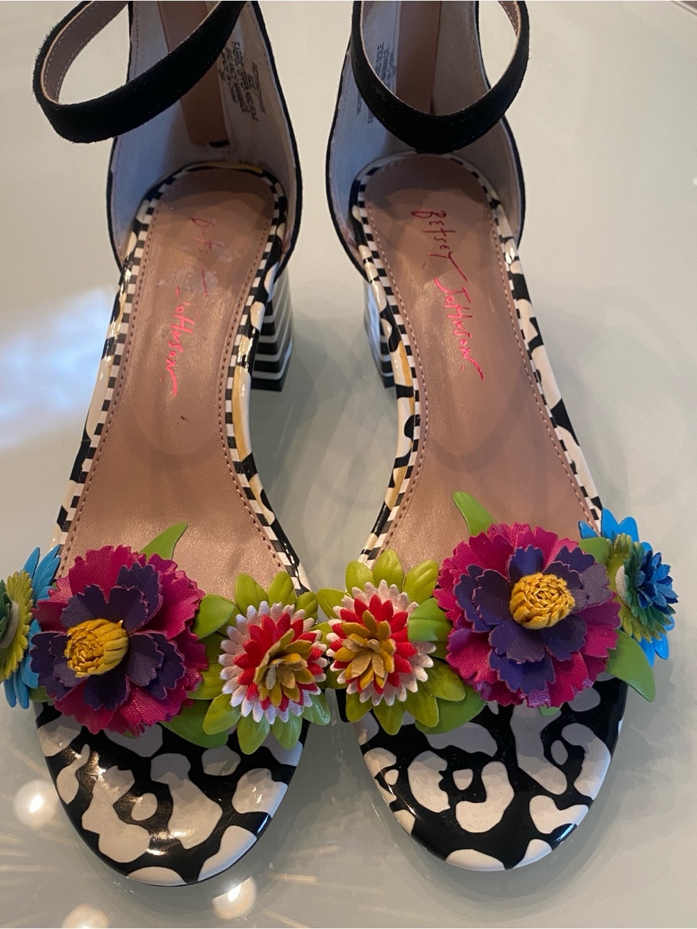 NWOT Betsey Johnson 3D Floral Appliqué Striped Block Heel Sandals - Size 7